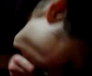 एक एशियाई लड़की एक शानदार blowjob देता है